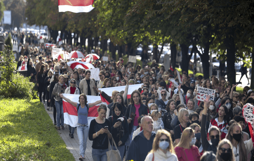 <span style='color:red;'><b>BELORUSKA POLICIJA</b></span> PRIVELA VIŠE OD 250 ŽENA: Demonstracije u Minsku za pola sata od mirnog protesta do hapšenja (VIDEO)